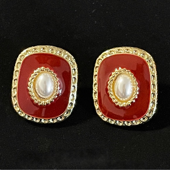 ✨ Elegant Dark Red Enamel Stud Earrings - Picture 3 of 4